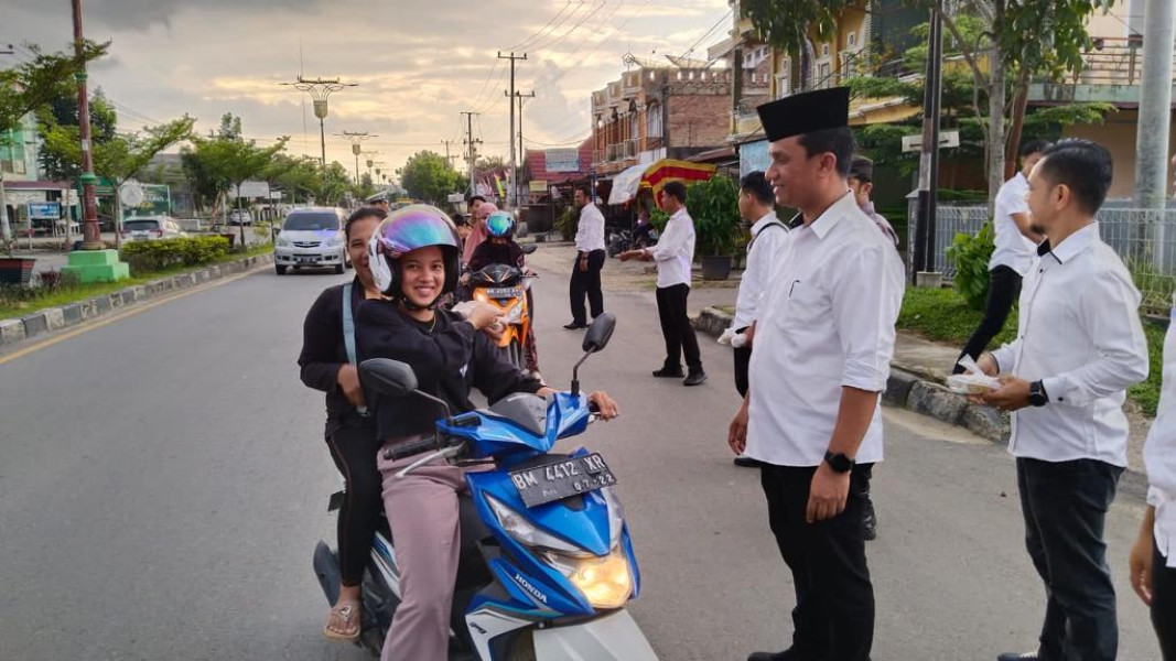 Menjadi Kegiatan Tahunan Kasat Reskrim Polres Kuansing Bagi Takjil Kepada Masyarakat