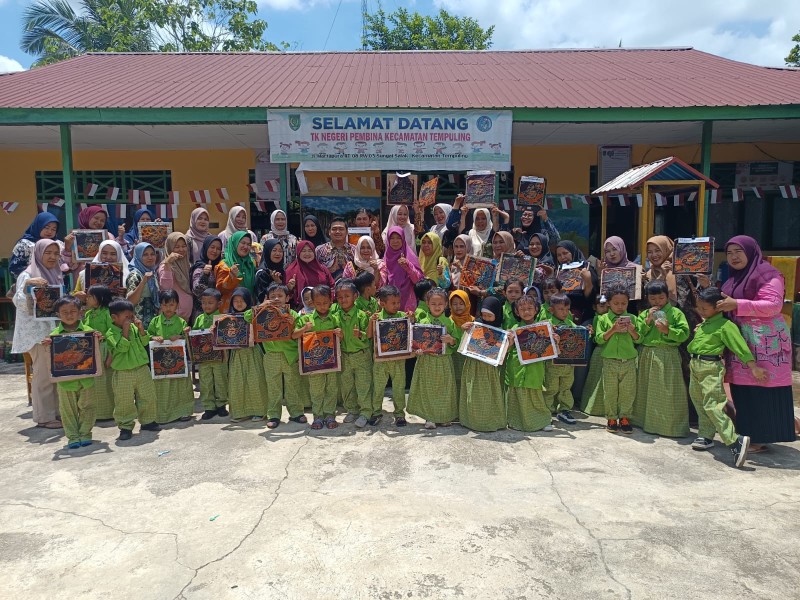 Kepala TK Negeri Pembina Tempuling, Welda Ningsih, S.Pd, Tunjukkan Kepemimpinan Inspiratif dalam Lomba Membatik Se-Provinsi