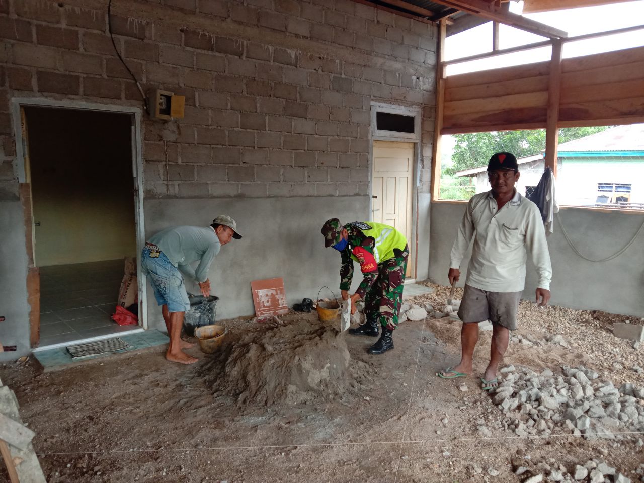 Peduli Kepada masyarakat, Serda Khairan Bantu Pengecoran Lantai