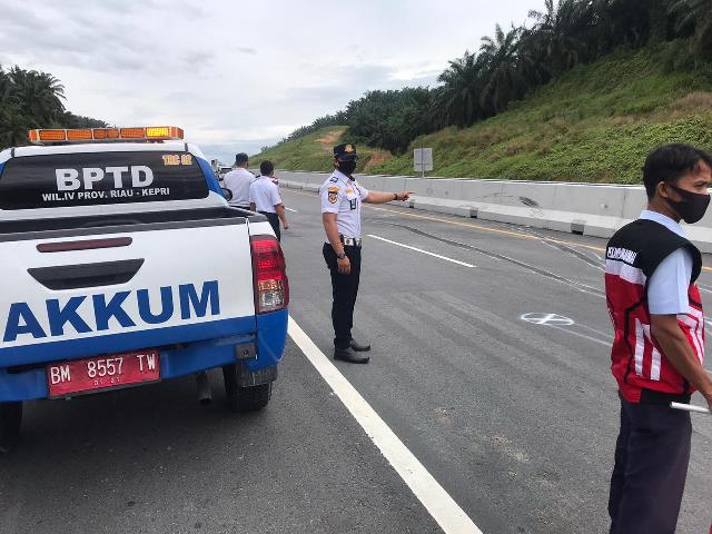 Cegah Kecelakaan, BPTD Pasang Pita Kejut di Tol Pekanbaru-Dumai