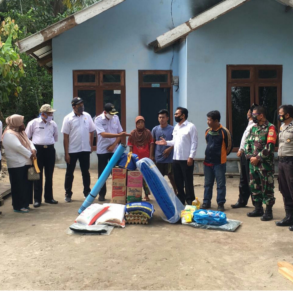 Pemkab Inhu Serahkan Bantuan Korban Kebakaran di Desa Titian Resak