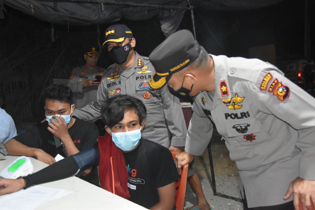 Dansat Brimob Polda Riau Pantau Pelaksanaan Vaksinasi di Wilayah Hukum Polres Pelalawan 