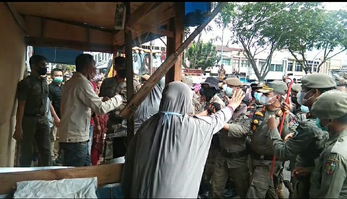 Pembongkaran Lapak di Jalan Agus Salim Ricuh, Satpol PP Pekanbaru dan Pedagang Bentrok