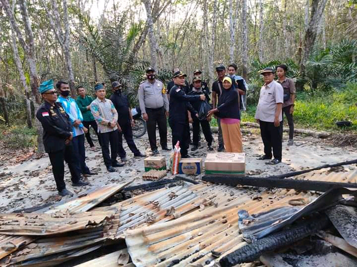 DPD LLMB Inhu Peduli, Bantu Korban Kebakaran Rumah di Desa Katipopura Peranap