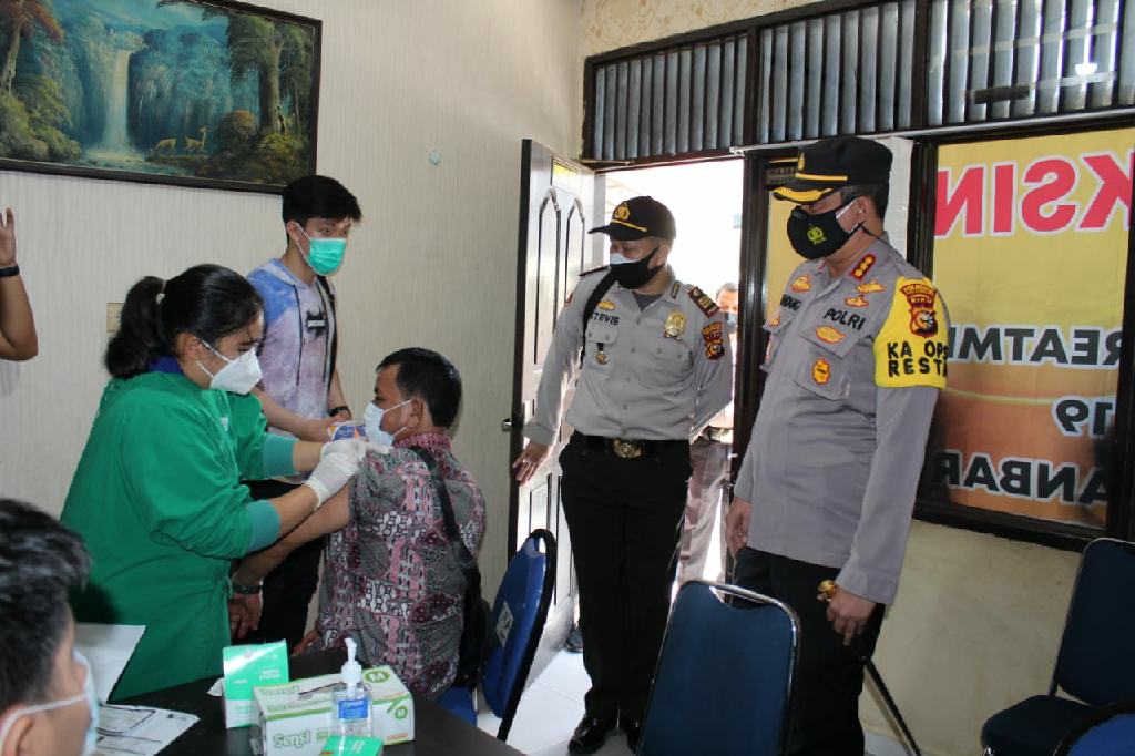 Kapolresta Pekanbaru Kunjungi Pelaksanakan Vaksinasi COVID-19 Gratis Untuk Lansia