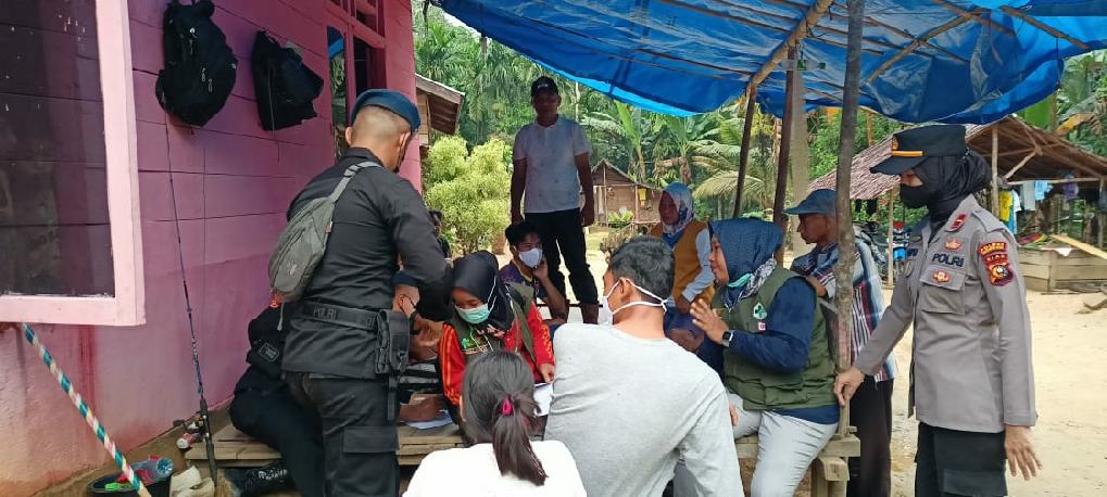 Batalyon C Pelopor Gelar Vaksinasi Suku Talang Mamak dan Suku Melayu Tua di Pedalaman
