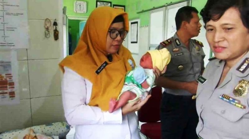 Duh Bayi Tampan Ini Dibuang di Dekat Kuburan