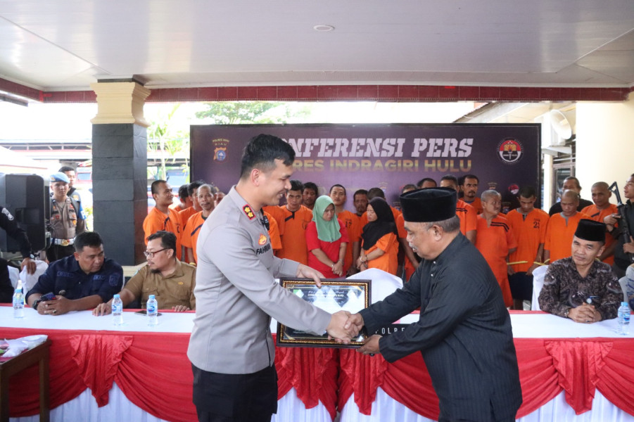 Komitmen Berantas Narkoba di Bumi Dayung Serempak, Kapolres Inhu Diganjar Penghargaan LAMR