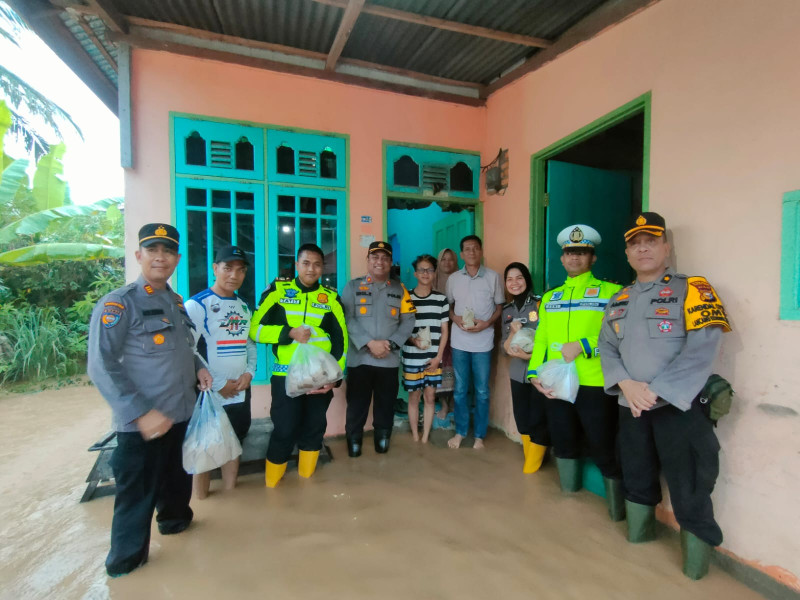 Personil Polres Rohul Respon Cepat Kondisi Banjir Di Desa Babussalam