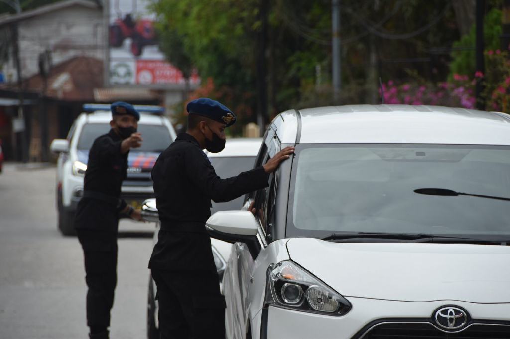 Brimob Polda Riau Turun Langsung ke Jalan Ajak Masyarakat Untuk Divaksin