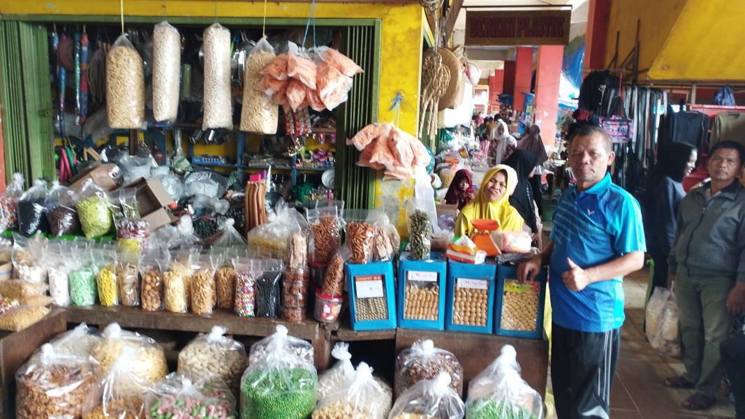 Pedagang Kue Lebaran Di Pasar Soegih, Mengeluh Masih Sepi Pembeli