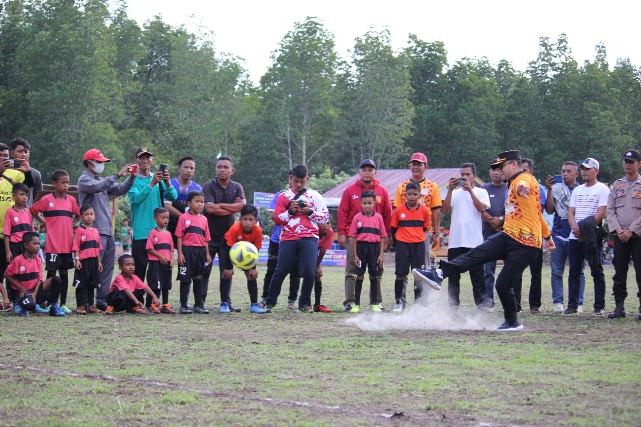 Bupati Bengkalis kasmarni di wakili Camat Rupat Aulia  Membuka Secara Resmi  Turnamen Sepak Bola Rup