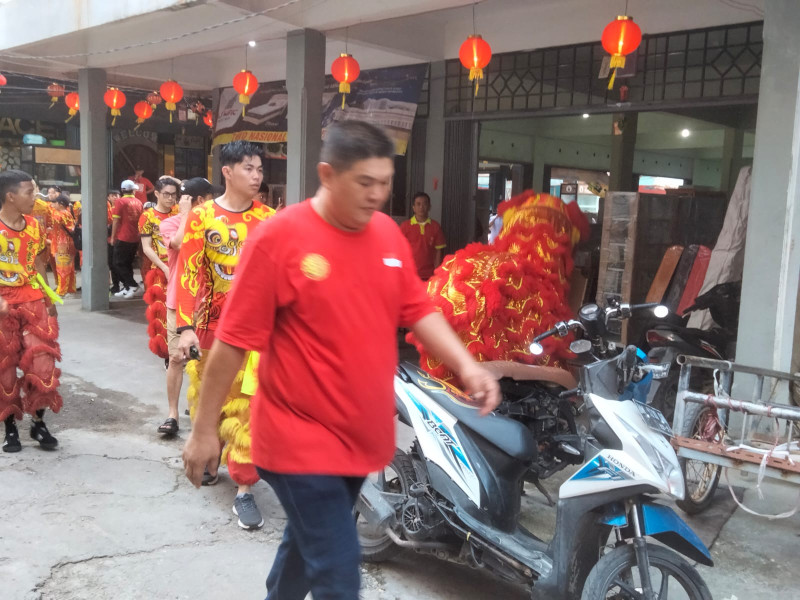 Barongsai Menjemput Angpao, Meriahkan Perayaan Imlek di Sungai Guntung