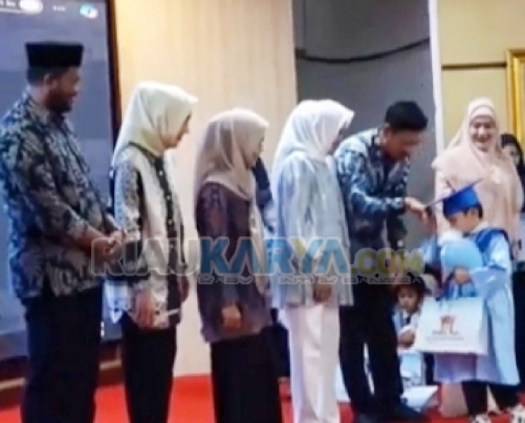 Wakil Ketua DPRD Rohil Imam Suroso Hadiri Wisuda TK Happy Bear