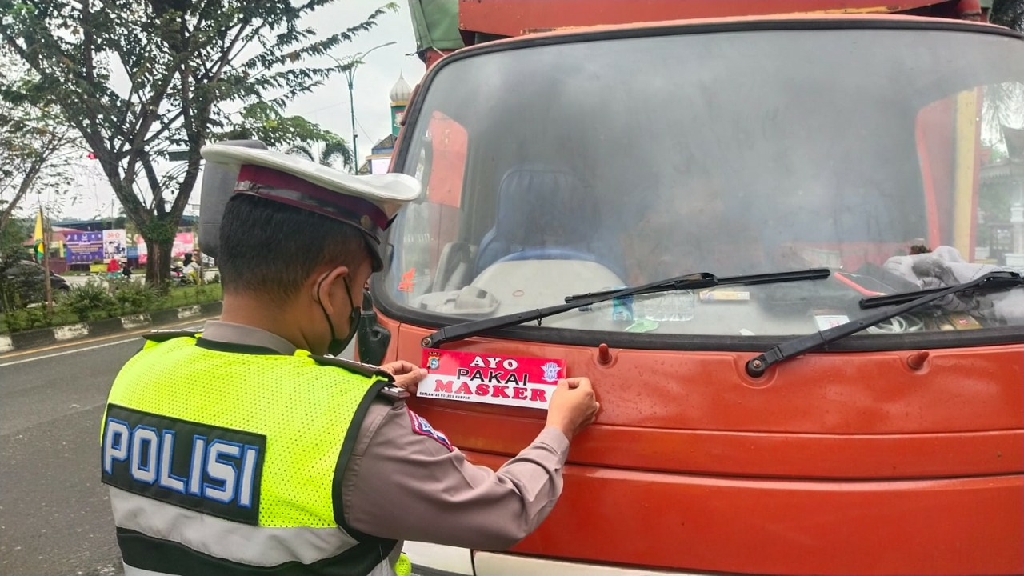 Sampaikan Himbauan, Satlantas Polres Kampar Tempelkan Stiker 