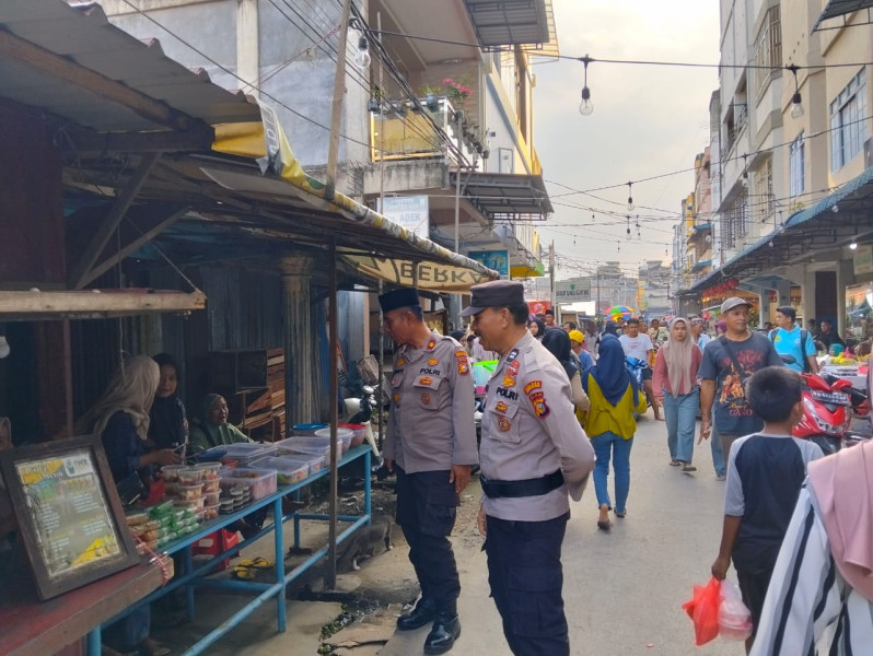 Kapolsek Kateman Pimpin Pengamanan Pasar Ramadhan, Pastikan Warga Berbelanja dengan Aman