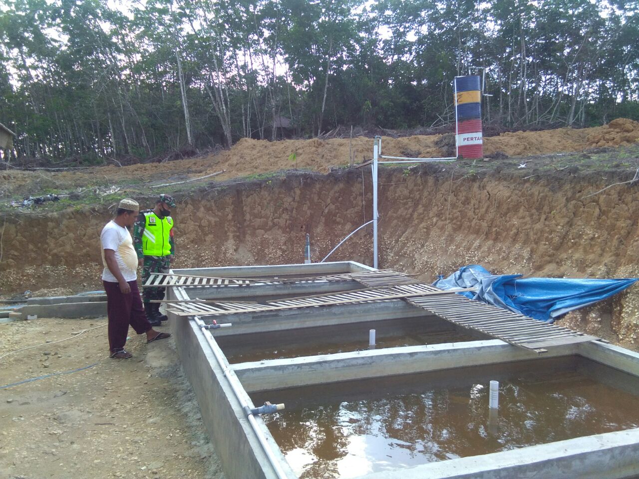 Sambangi Warga Serda Noto Priyo Dukung Program Petani Budidaya Ikan Lele