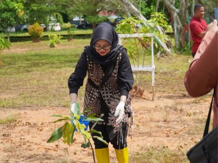 Ketua DPRD Rohil Lakukan Penanaman Pohon Bersama Gubernur dan Kapolda Riau