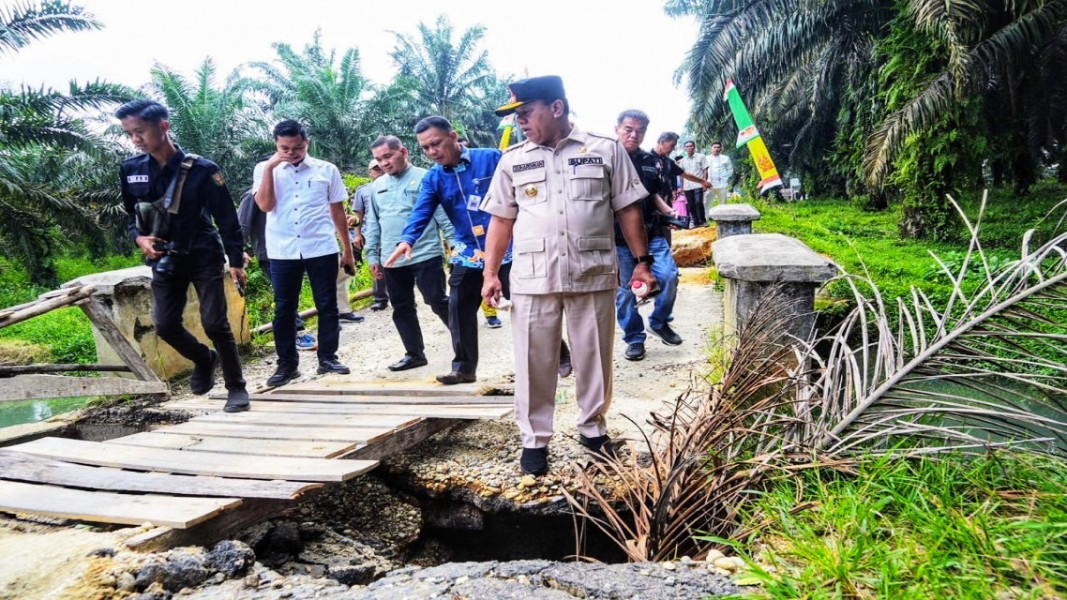 Setelah Tinjau Jembatan Ambruk, Bupati Pastikan Perbaikan Jembatan Desa Geringging Baru