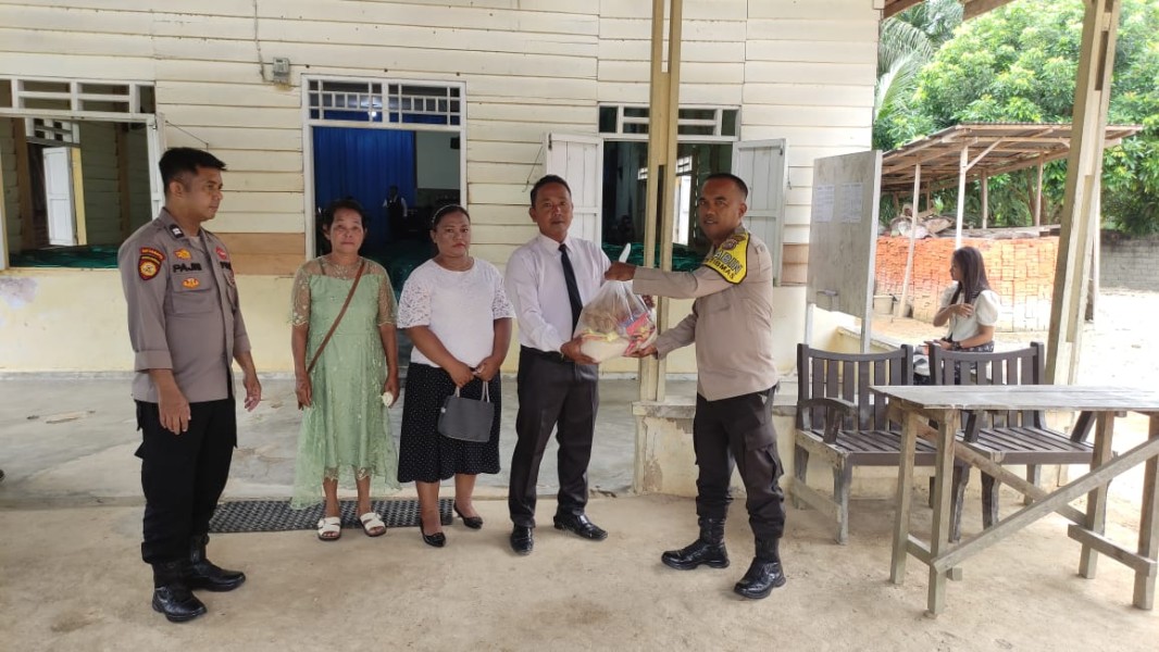 Minggu Kasih di Desa Jake, Polsek Kuantan Tengah Tampung Aspirasi dan Salurkan Bantuan untuk Jemaat yang membutuhkan