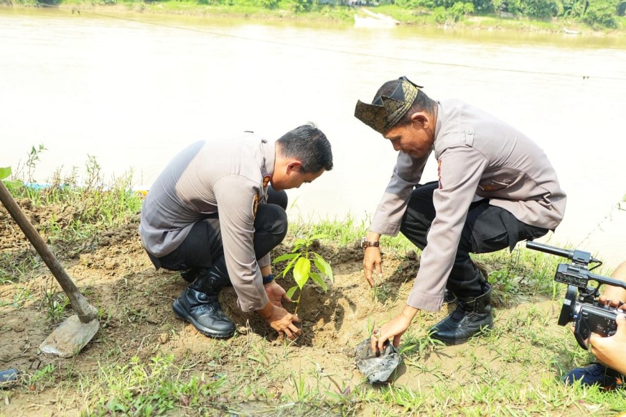 Kapolres Kuansing Pimpin Green Policing di Benai, Tanam Pohon Bersama Warga untuk Lingkungan Hijau Berkelanjutan