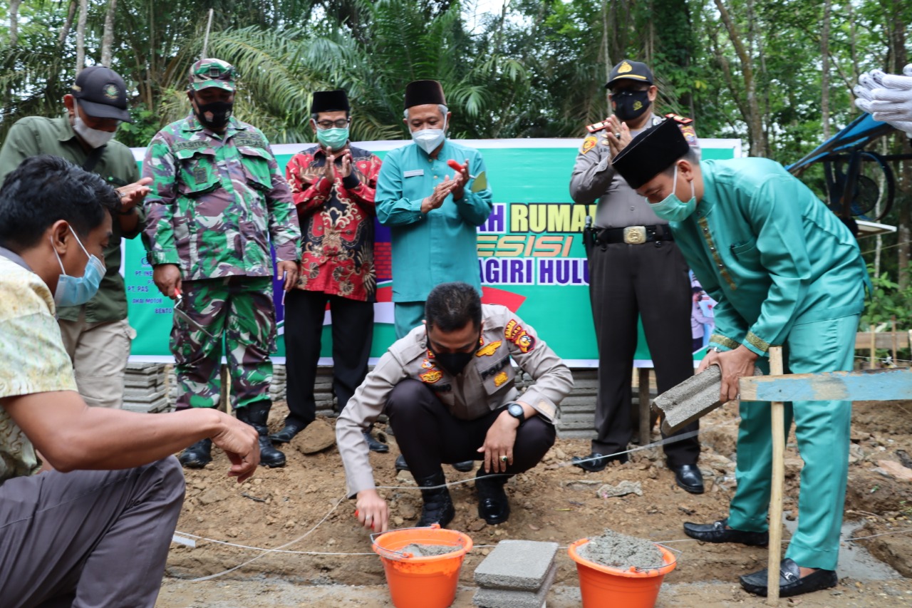 Perdana di Kecamatan Lirik, Bedah Rumah Presisi Polres Inhu Dimulai
