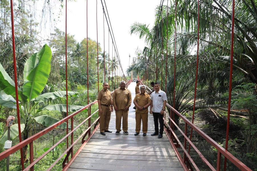 Dr. Mahyuza PJ. Bupati Aceh Utara Gerak Cepat, Selesaikan perbaikan Jembatan Trieng Pantang Kecamatan Tanah Luas Yang Rusak