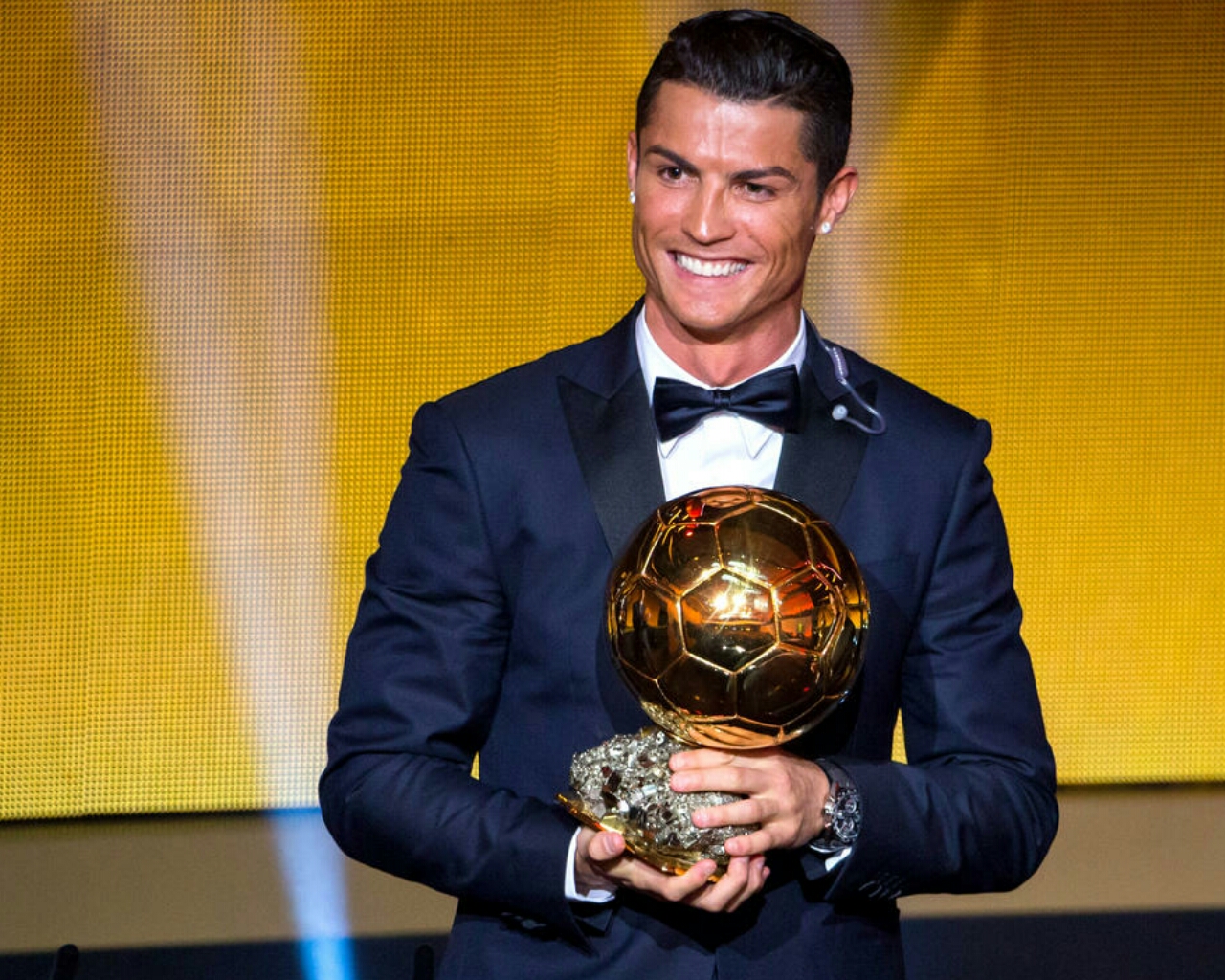 Kalahkan Messi, Bintang Real Madrid Ronaldo Raih Ballon d'Or 2017