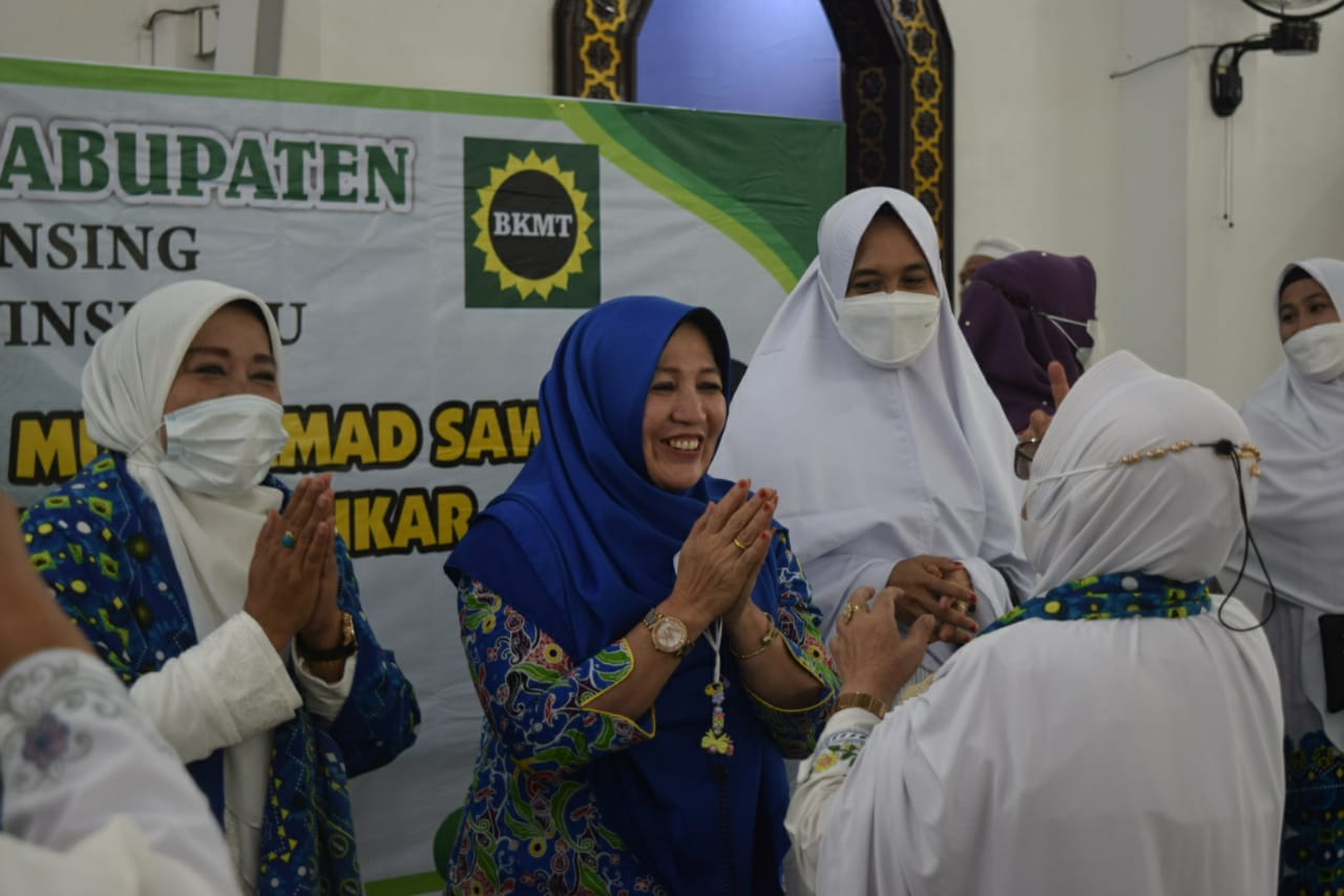 Hj. Yulia Suhardiman Membuka Safari Dakwah Lintas Kabupaten atau BKMT di Masjid Agung Kuansing