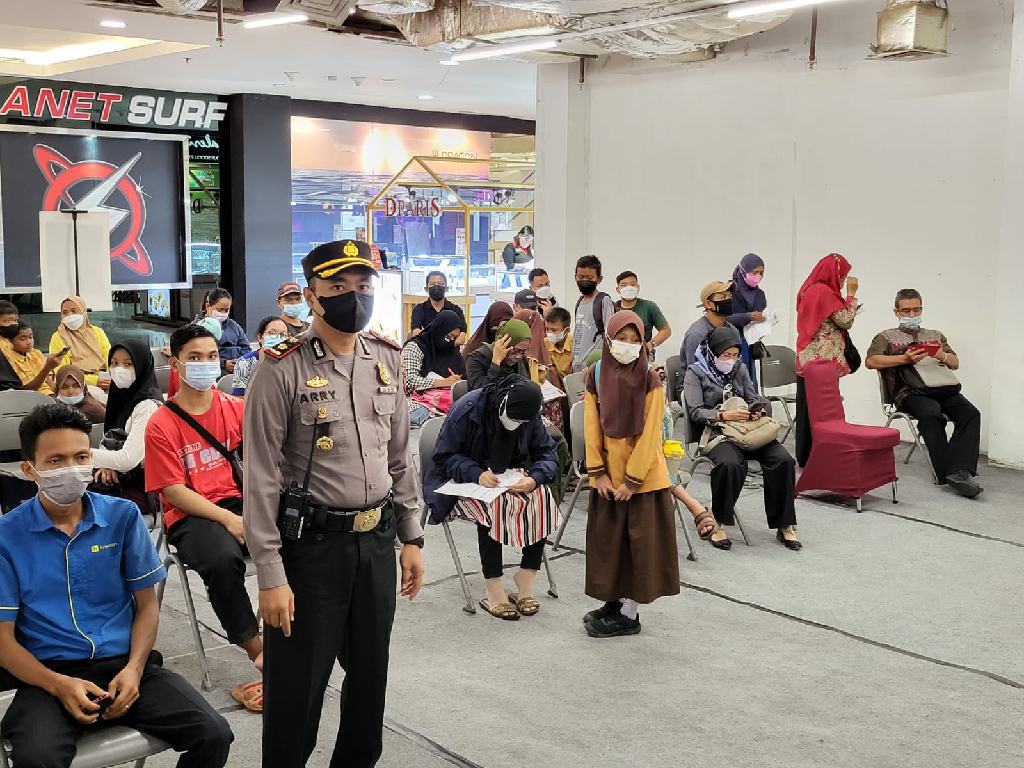 Polsek Senapelan Adakan Vaksinasi Untuk Pengunjung Mall