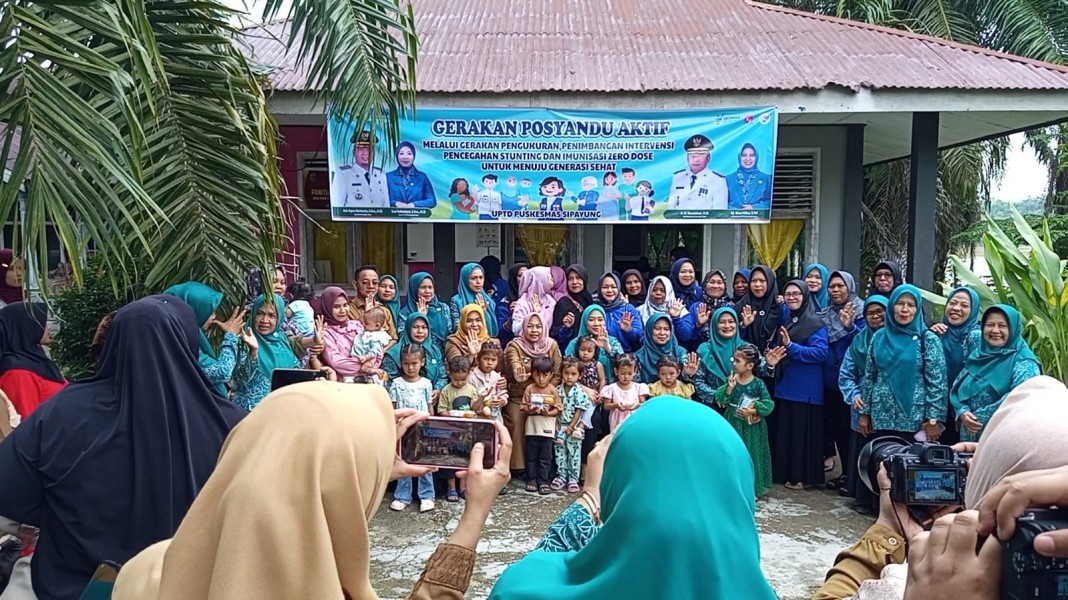 Peduli Generasi Sehat, Ketua TP PKK Inhu Timbang Langsung Balita di Pasir Kemilu