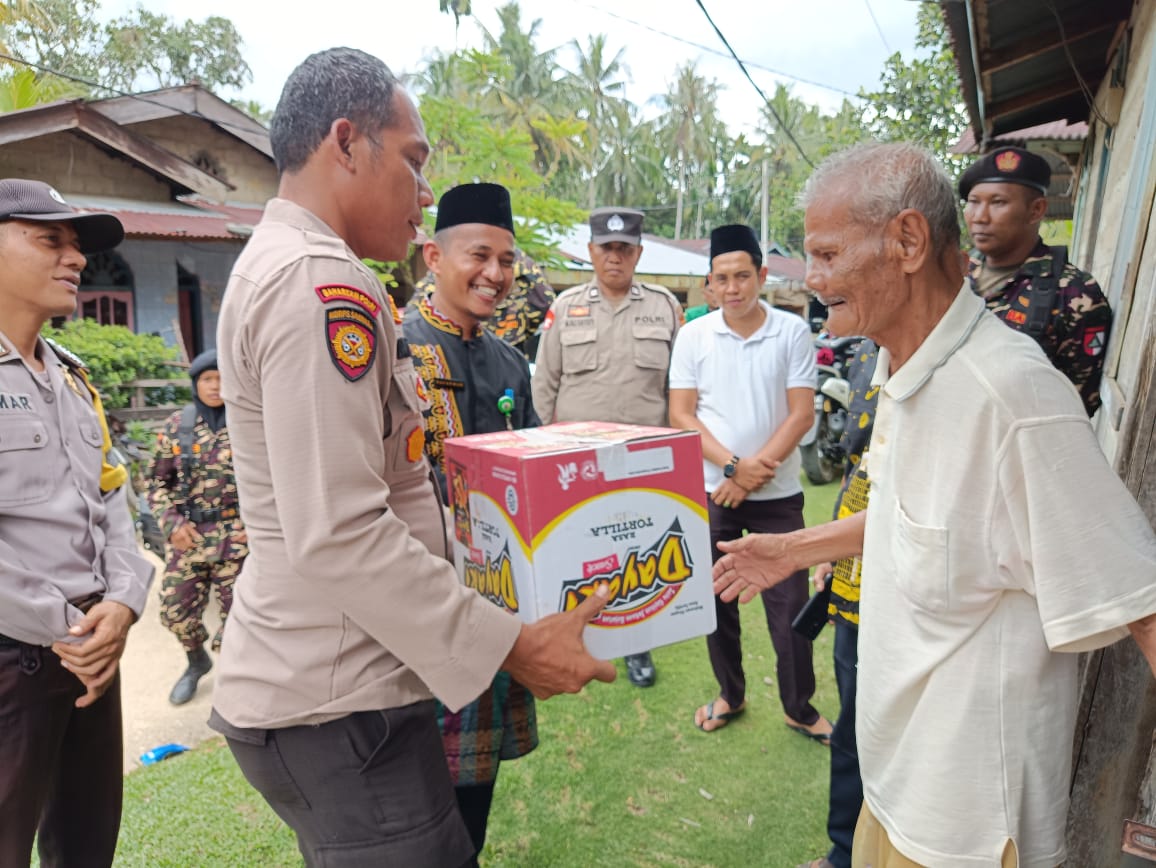 Jumat Barokah, Polsek Singingi dan Perangkat Desa Bagi Paket Sembako Ke Warga Kurang Mampu