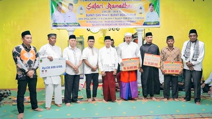Safari Ramadhan Perdana Bupati Rohil Serahkan Bantuan Mushola dan BPJS Ketenagakerjaan