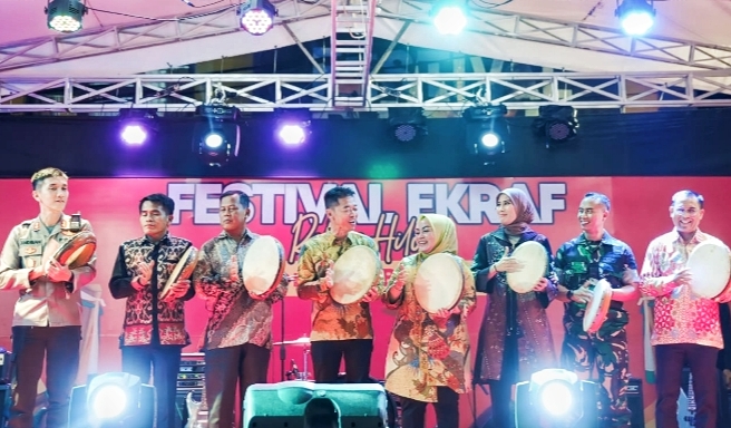 Ketua DPRD Rohil Pukul Kompang Tanda Diresmikan Festival Ekraf Kemilau Bagan