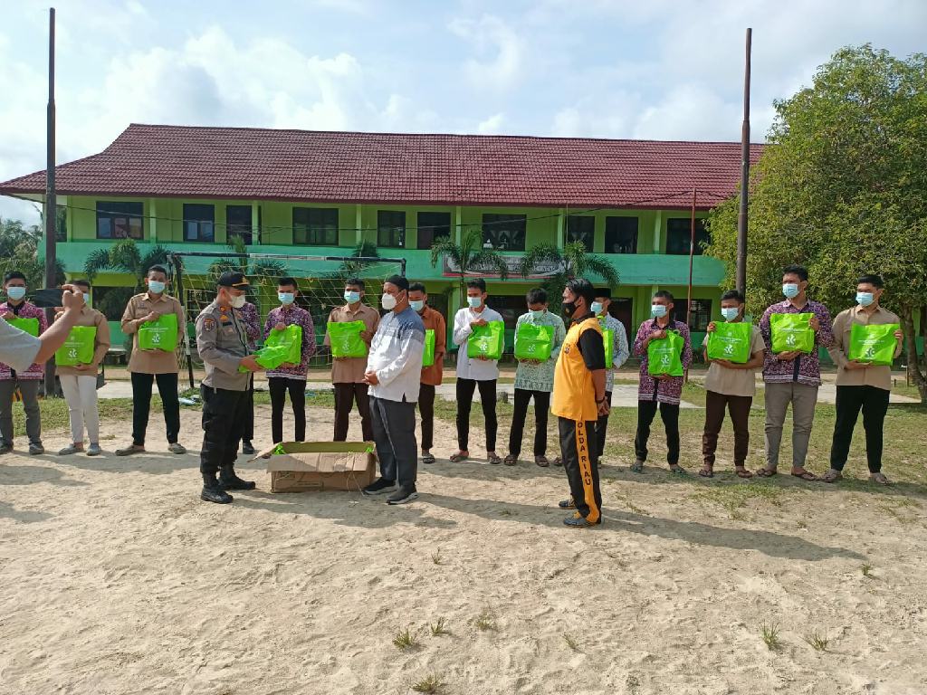 Polres Kampar dan Polsek Jajaran Salurkan Paket Bantuan Untuk Santri di Sejumlah Pesantren