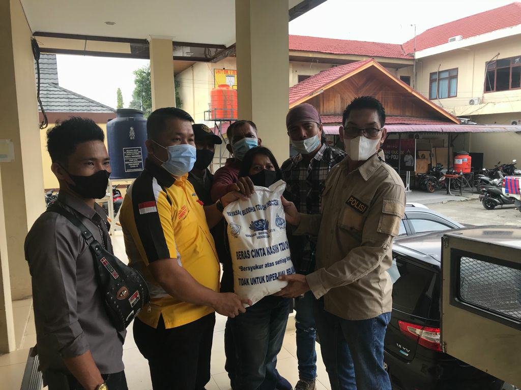 Diwakili Paur Humas, Polresta Pekanbaru Salurkan Bansos Kepada Wartawan 