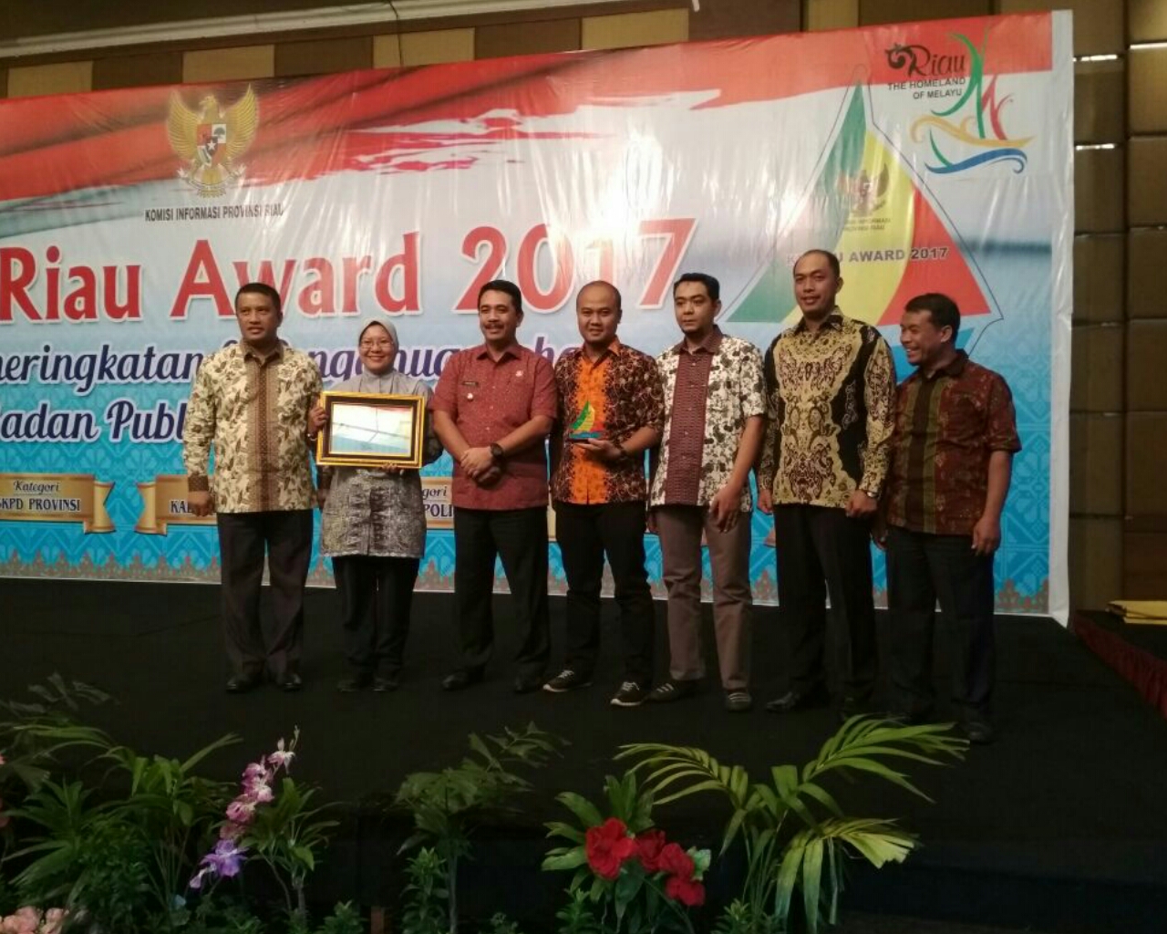 Luar Biasa, Dipimpin Bupati Termuda di Riau, Kabupaten Inhu Juara 1 KI Award Riau 2017