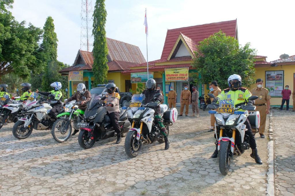 Bersepeda Motor, Kapolda Riau Bersama Danrem 031/WB Tinjau Pos PPKM dan Vaksinasi di Kab. Siak