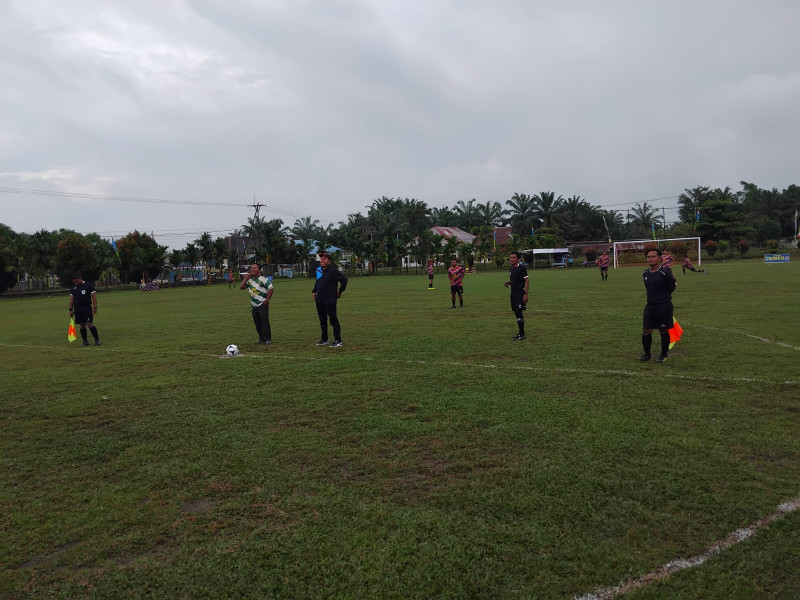 Kades Titian Resak, Buka Open Turnamen Sepak Bola HUT Desa yang Ke-43