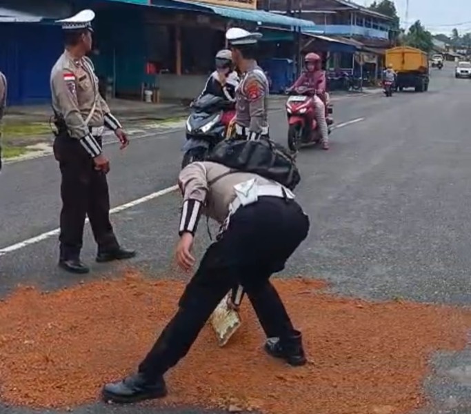 Solar Tumpah! Ibu-ibu Tergelincir Dilampu Merah IPTU Erwan Tony Turun Tangan