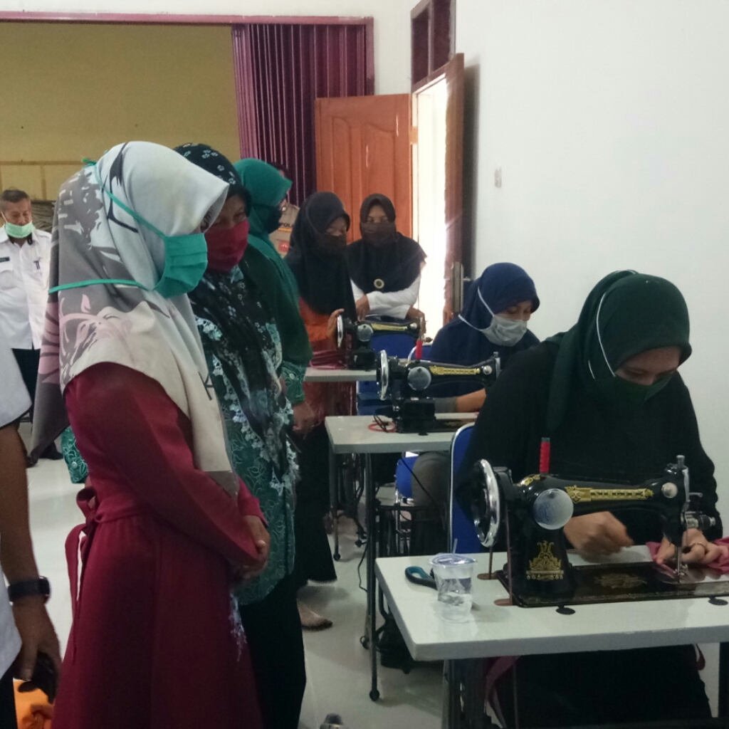 Ketua TP PKK Inhu Rezita Meylani Yopi Kunjungi Pembuatan Masker di Petalabumi