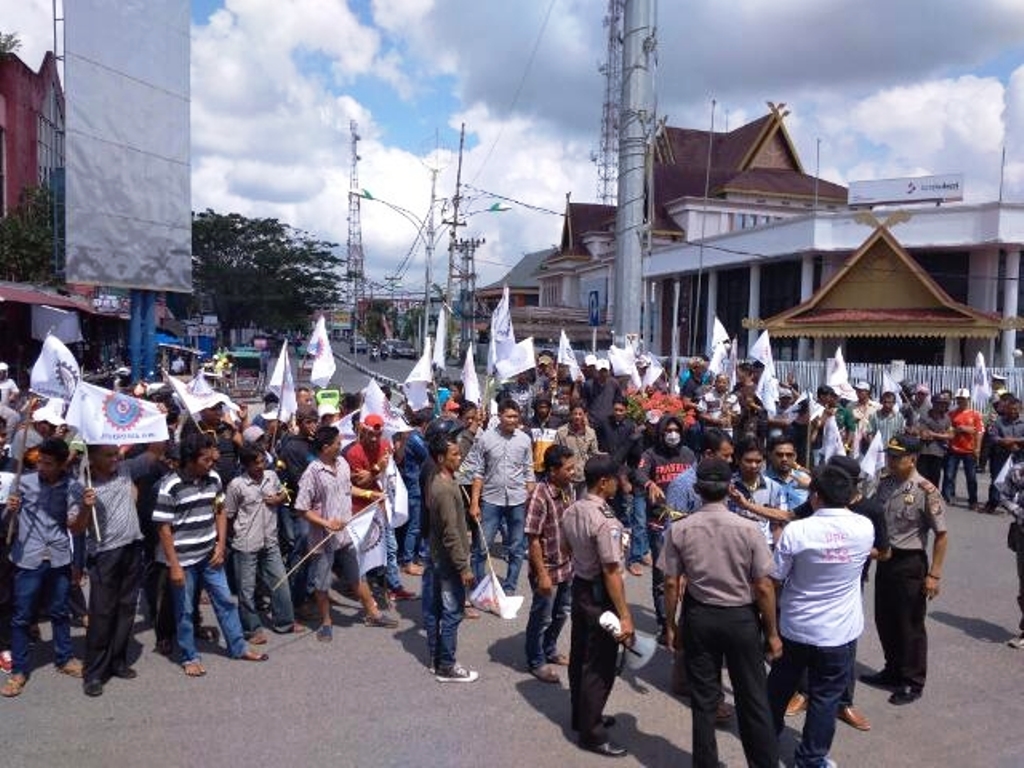 Ratusan Buruh Dari Desa Pekan Tua Demo Kantor Bea dan Cukai Tembilahan