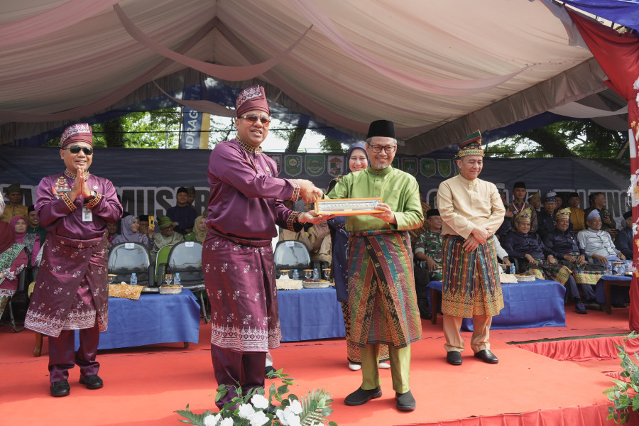 Tampilkan Budaya Magrib Mengaji Gubernur Riau Apresiasi Penampilan Kafilah Pawai Taaruf Kuansing