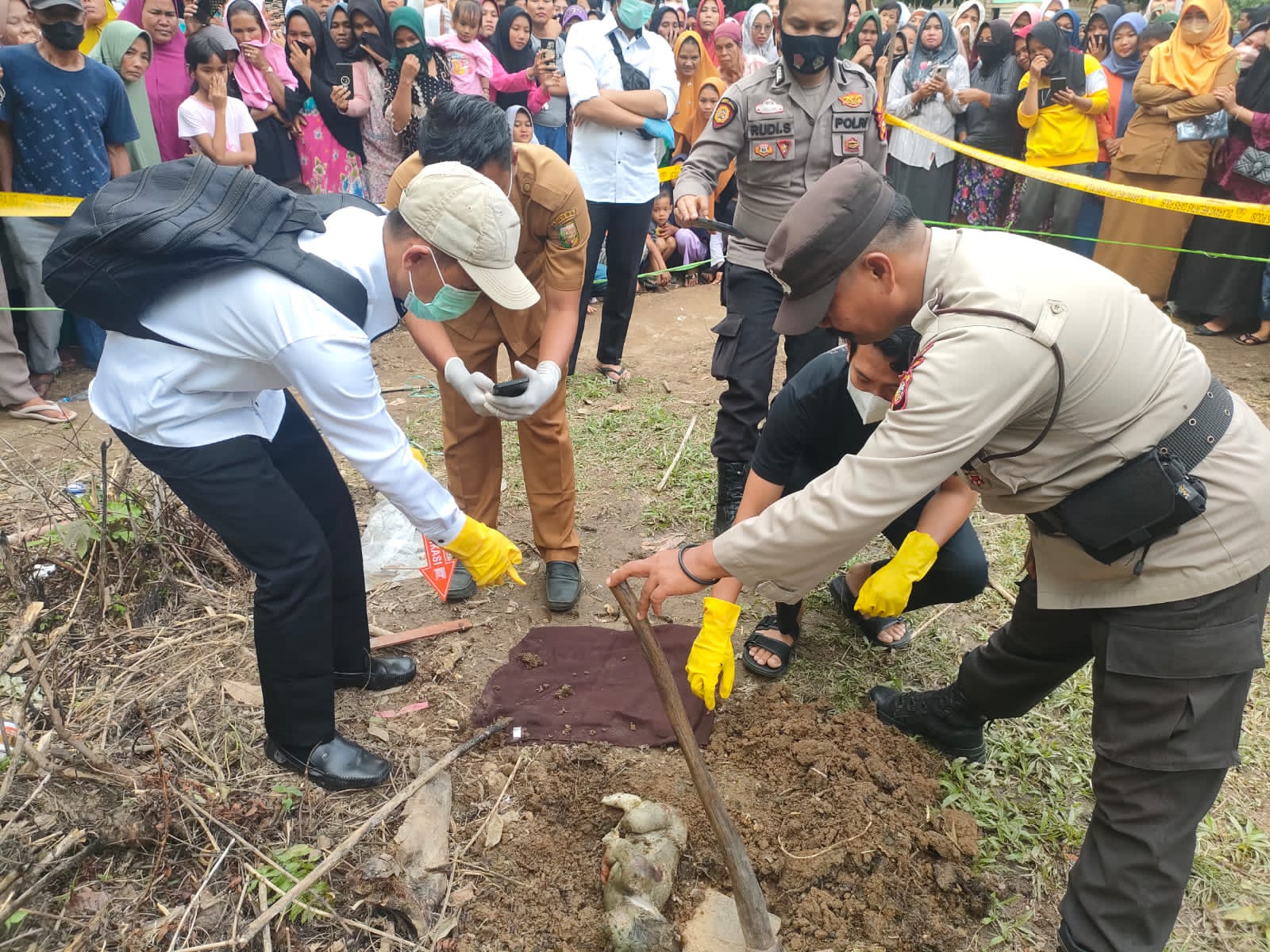 Polsek Pangean Dan Tim Polres Kuansing Evakuasi Penemuan Mayat Bayi di Desa Padang Tanggung Kecamatan Pangean