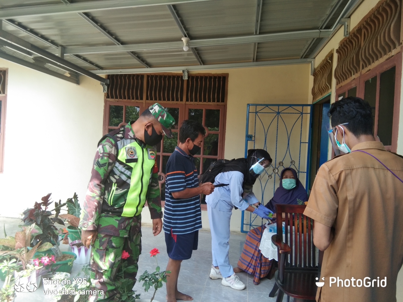 Babinsa Dampingi Tim Kesehatan Puskesmas Pekan Heran Melaksanakan Swab