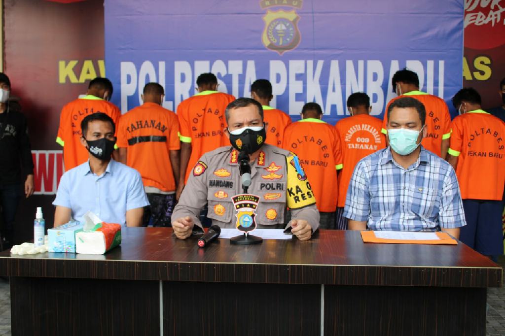 Konfrensi Pers Penangkapan 8 Pelaku Penyerangan Petugas Bea Cukai di Pekanbaru 