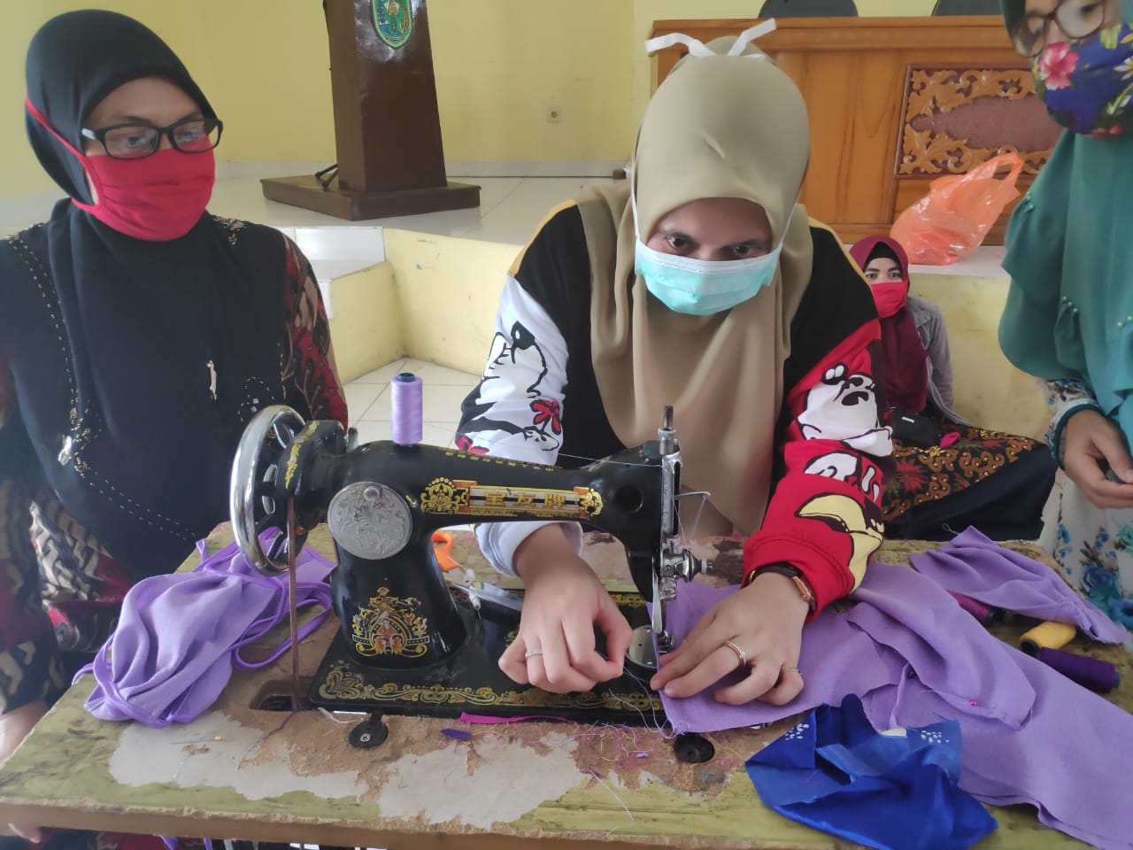 Kunjungi Kecamatan Sei Lala, Ketua TP PKK Inhu Ikut Membuat Masker