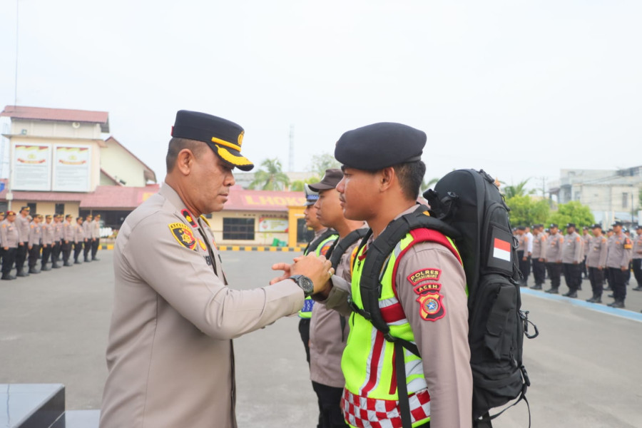 Gelar Apel Kesiapan dan Penyerahan Koperlap Petugas Pengamanan TPS