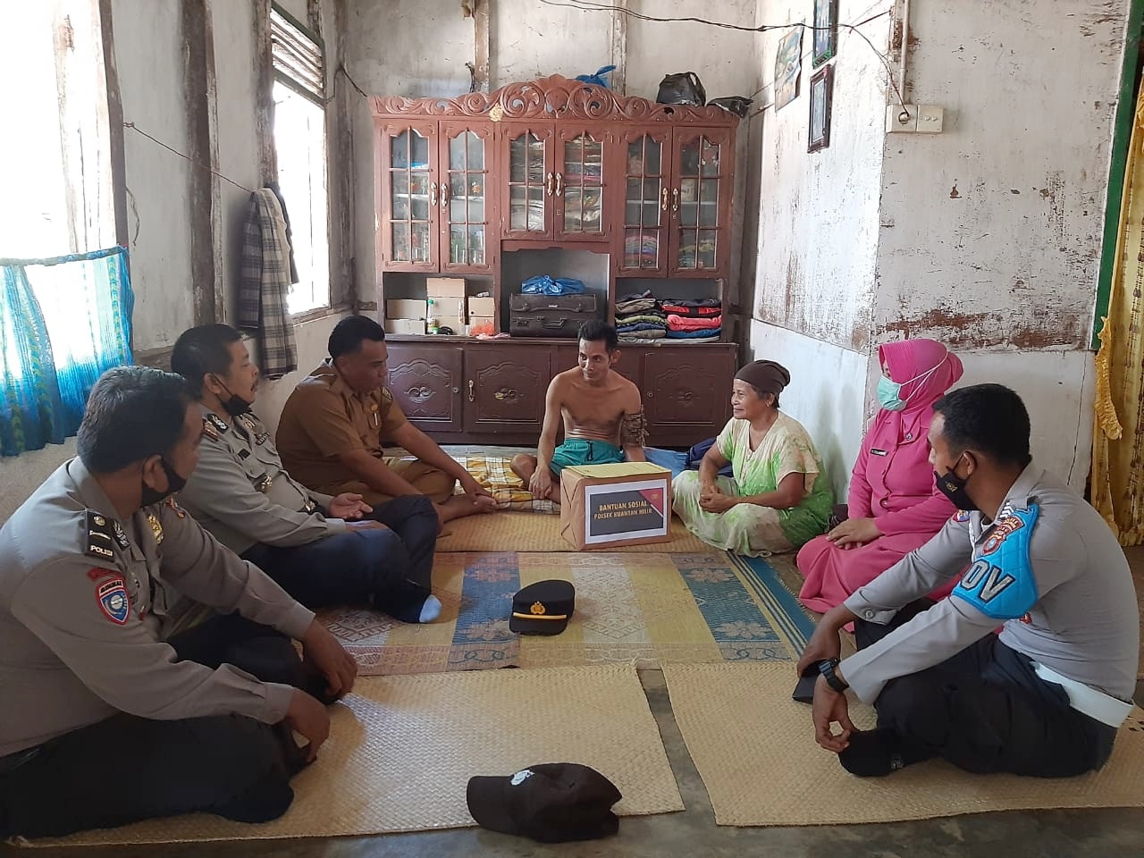 Kapolsek Kuantan Hilir  Memberi Bantuan kepada Abdul Mathalib Korban Terkaman Beruang