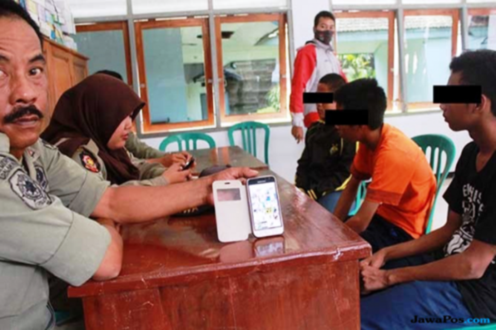 Ditangkap Satpol PP Inhu, 4 Siswa SMP Kantongi Rokok dan HP Berisi Video Porno